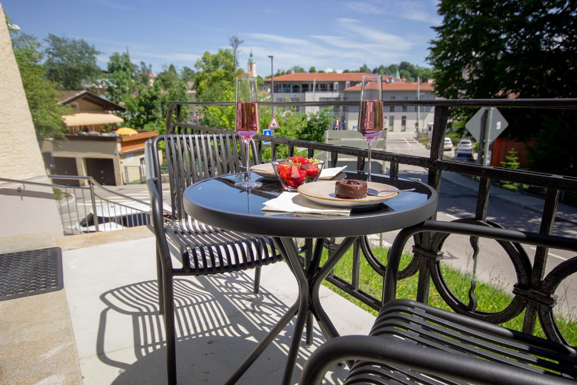 Liebelei Miesbach - Boutique-Apartment Mit Terrasse Im Zentrum Экстерьер фото